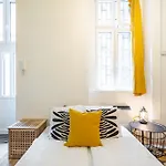 Very Central - Comfy Studio
